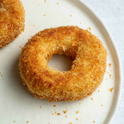 Donuts de pommes de terre dans une assiette beige.