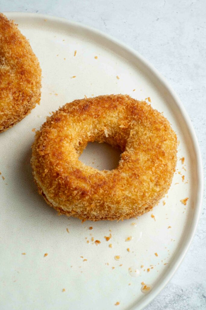 Donuts de pommes de terre dans une assiette beige.