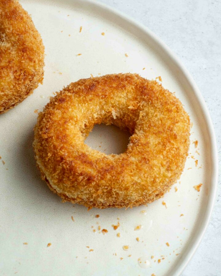 Donuts de pommes de terre dans une assiette beige.