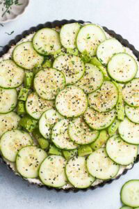 Tarte au concombre et avocat dans son moule noir.