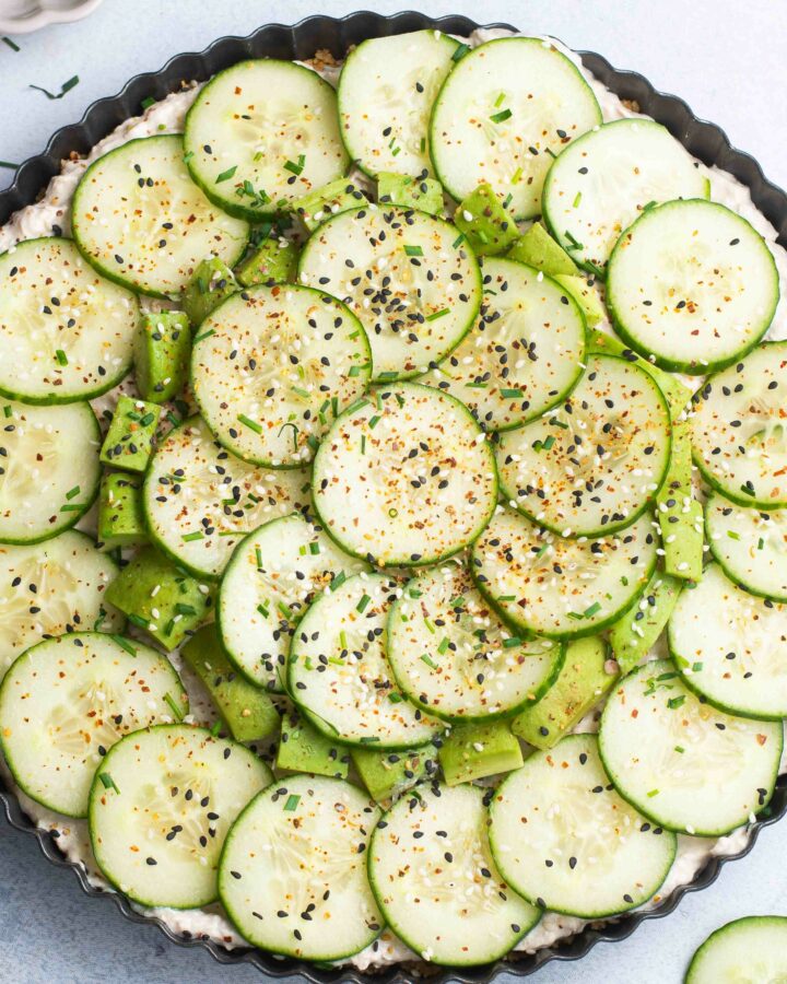 Tarte au concombre et avocat dans son moule noir.
